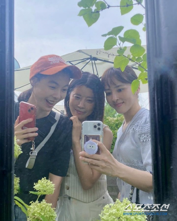  Han Hyejin, who became a free wife after leaving her daughter to '♥Ki Sung-yong'! Yoo Sun-yi and Yoon So-yi Click 'Please have dinner tomorrow as well'