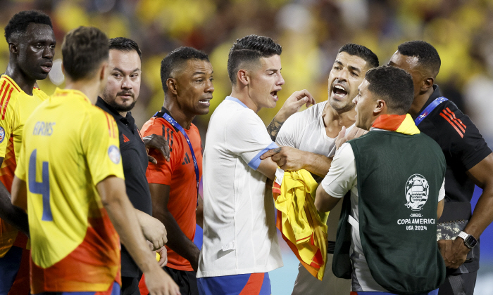 Suarez, are you going crazy? Are you talking about your core tooth instinct again? The way you look at the other person's neck intensifies your doubts