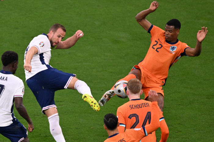 'The referee ran away after the game' Van Dijk goes to the final of the Euros, where 英 explodes his anger at the controversial PK decision