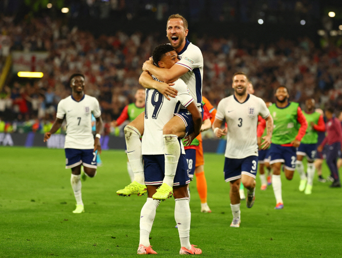 'The referee ran away after the game' Van Dijk goes to the final of the Euros, where 英 explodes his anger at the controversial PK decision