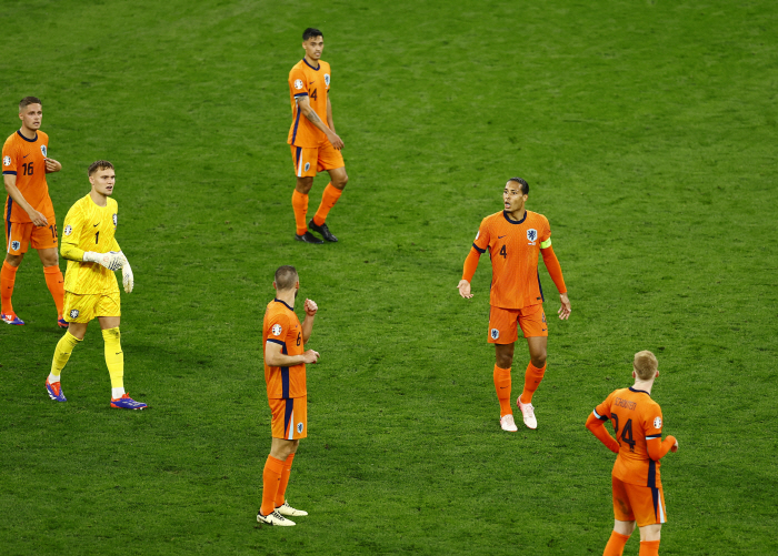 'The referee ran away after the game' Van Dijk goes to the final of the Euros, where 英 explodes his anger at the controversial PK decision