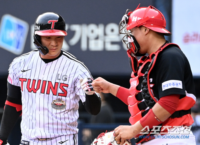 'You're welcome back, but...'  Kim Tae-gun, who reached out to Oh Ji-hwan first, is glad to see him for a while... The game was cold