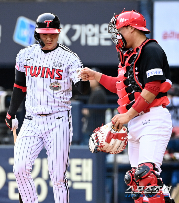 'You're welcome back, but...'  Kim Tae-gun, who reached out to Oh Ji-hwan first, is glad to see him for a while... The game was cold