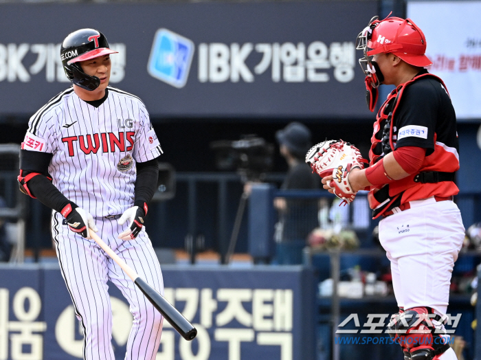 'You're welcome back, but...'  Kim Tae-gun, who reached out to Oh Ji-hwan first, is glad to see him for a while... The game was cold