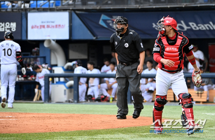 'You're welcome back, but...'  Kim Tae-gun, who reached out to Oh Ji-hwan first, is glad to see him for a while... The game was cold