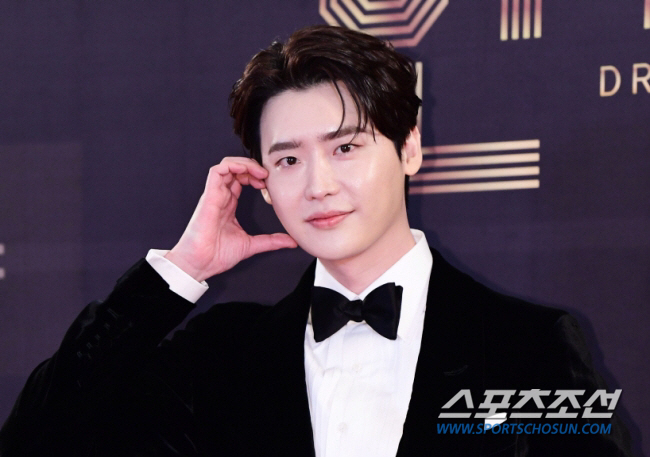 'IU♥' Lee Jong-seok sent an invitation to his fans..Announcement of fan communication through exhibition