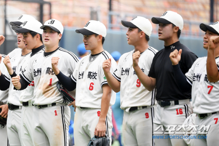 'Kalje-gu Lee Ho-min and Kang Sok-gu Jung Woo-ju' Jeongo and Cheongryonggi advanced to the semifinals...Jung Woo-joo, the first candidate in the draft, pitched 7K scoreless and hit the final