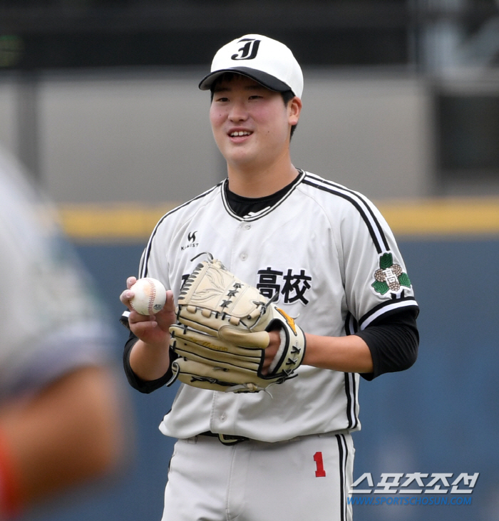 'Kalje-gu Lee Ho-min and Kang Sok-gu Jung Woo-ju' Jeongo and Cheongryonggi advanced to the semifinals...Jung Woo-joo, the first candidate in the draft, pitched 7K scoreless and hit the final