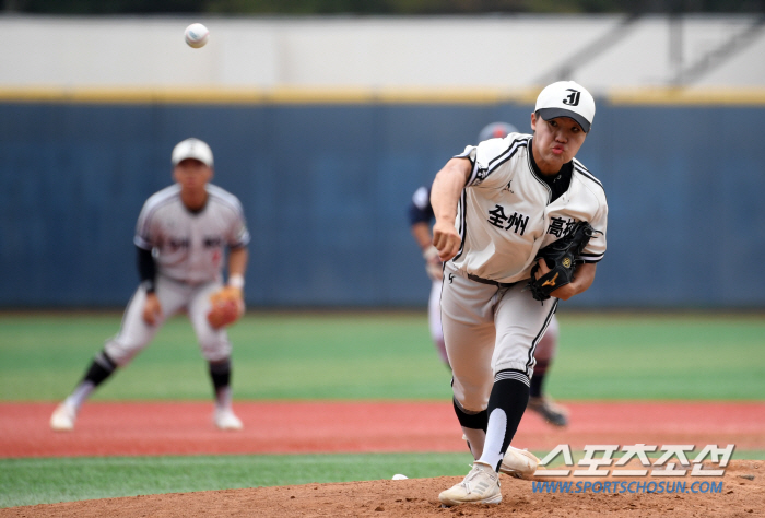 'Kalje-gu Lee Ho-min and Kang Sok-gu Jung Woo-ju' Jeongo and Cheongryonggi advanced to the semifinals...Jung Woo-joo, the first candidate in the draft, pitched 7K scoreless and hit the final