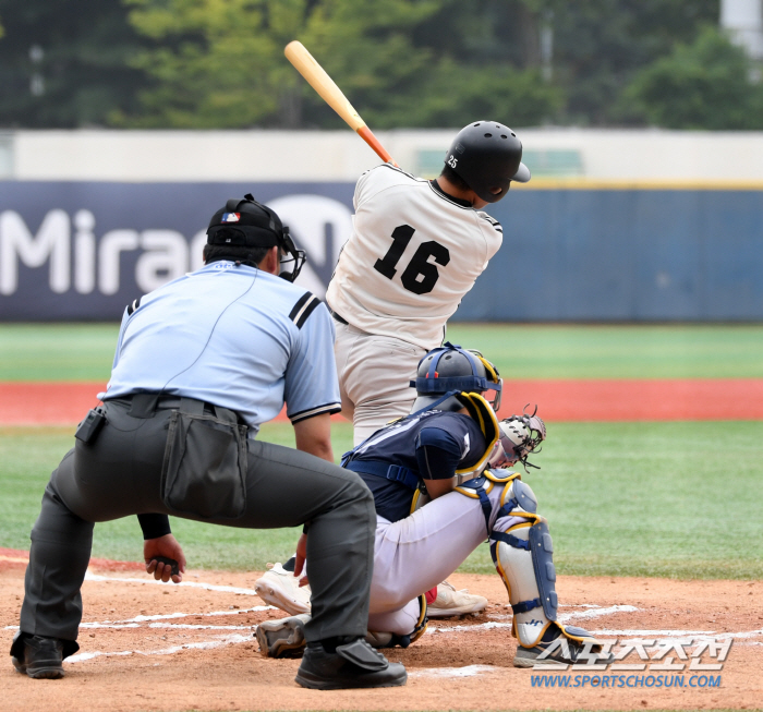 'Kalje-gu Lee Ho-min and Kang Sok-gu Jung Woo-ju' Jeongo and Cheongryonggi advanced to the semifinals...Jung Woo-joo, the first candidate in the draft, pitched 7K scoreless and hit the final