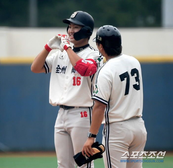 'Kalje-gu Lee Ho-min and Kang Sok-gu Jung Woo-ju' Jeongo and Cheongryonggi advanced to the semifinals...Jung Woo-joo, the first candidate in the draft, pitched 7K scoreless and hit the final