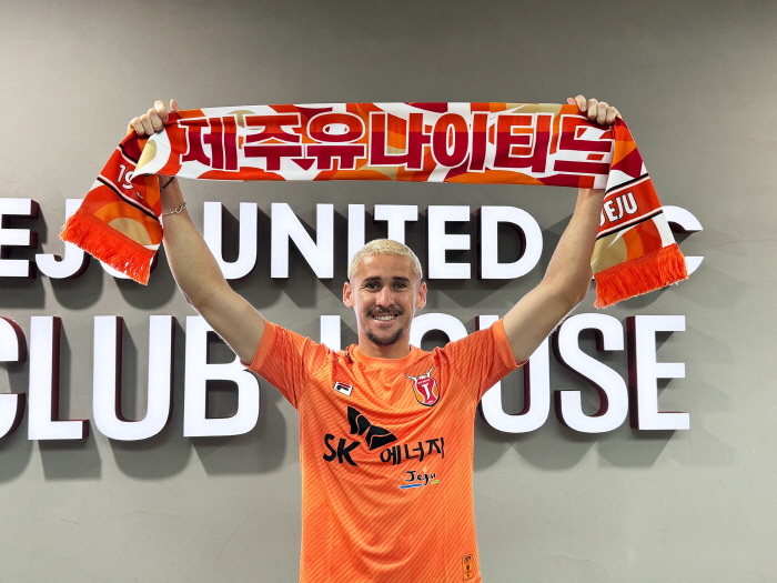  Hakbumson finally recruited Gallego who played in Gangwon Province