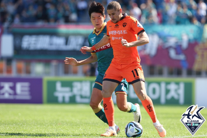  Hakbumson finally recruited Gallego who played in Gangwon Province