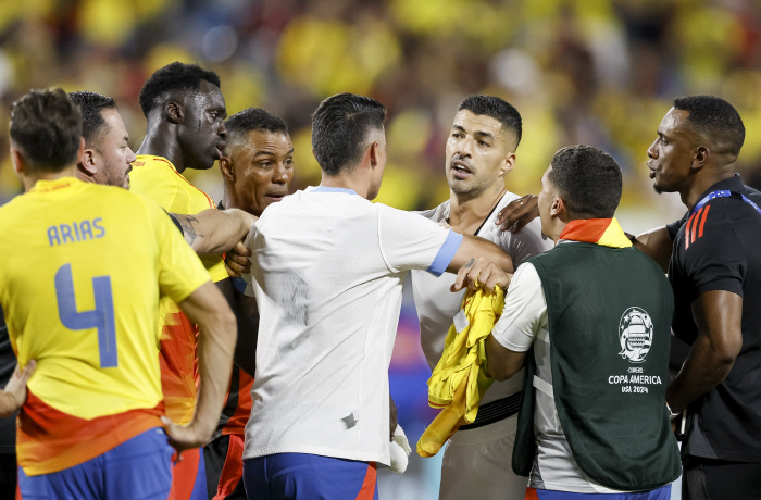 'Resurrection of the nuclear tooth'. Uruguay Nunes  Colombia fan clash. There was Luis Suarez in the dark