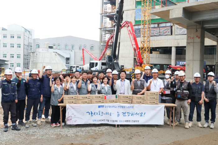 Suncheonhyang University Cheonan Hospital Labor Union delivers consolation products to the construction site of the new hospital