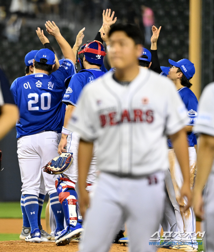 Bear-bothering lion, Samsung's sense of change...I paid off my debt during the Doosan Dynasty