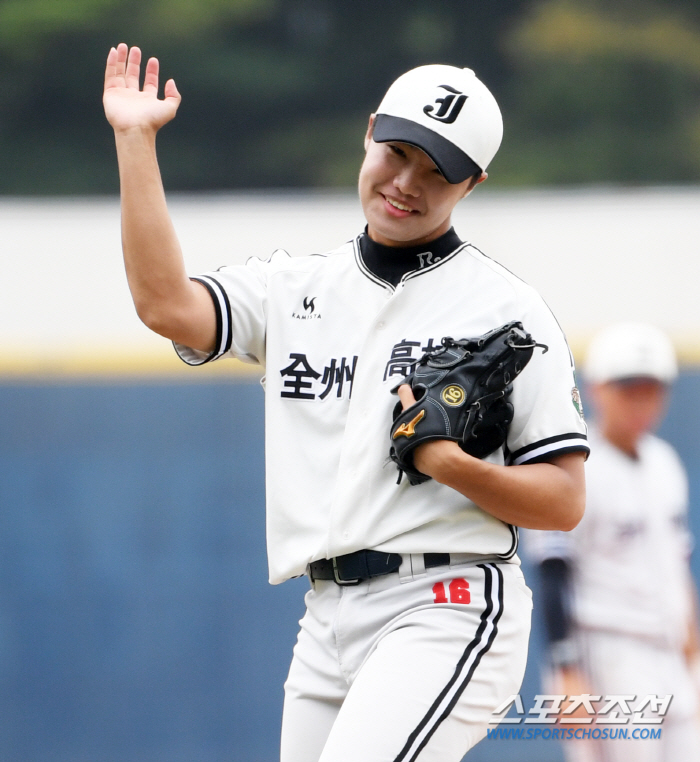 'He's not the top candidate for no reason.'He threw a maximum 152km fastball and hit the final shot, and Jung Woo-joo, 'Perfect personality'