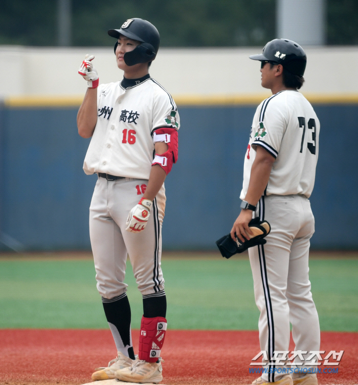 'He's not the top candidate for no reason.'He threw a maximum 152km fastball and hit the final shot, and Jung Woo-joo, 'Perfect personality'