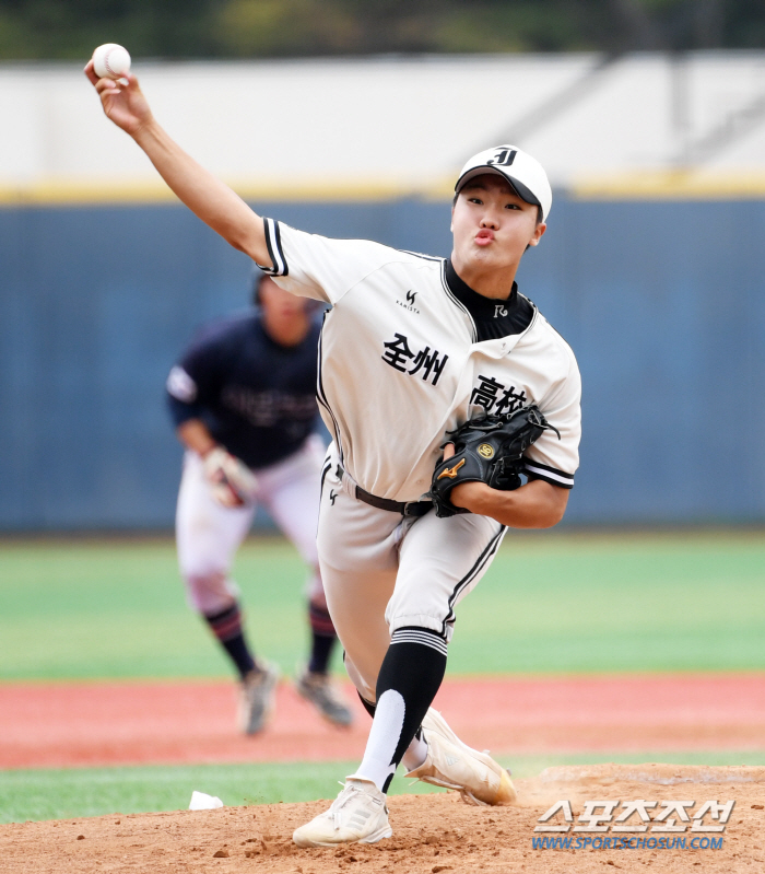 'He's not the top candidate for no reason.'He threw a maximum 152km fastball and hit the final shot, and Jung Woo-joo, 'Perfect personality'