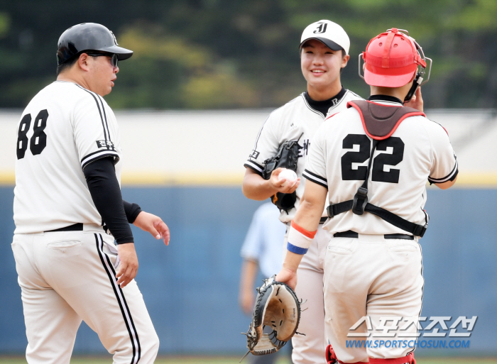 'He's not the top candidate for no reason.'He threw a maximum 152km fastball and hit the final shot, and Jung Woo-joo, 'Perfect personality'