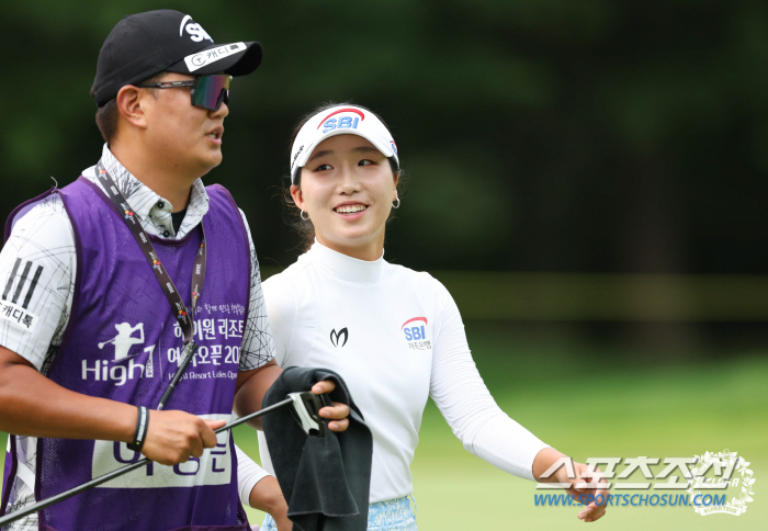 Lee Dong-eun, who leads the 1st and 2R 'Rookie', has secured a hole-in-one for the first time since her debut in the 150m 6th hole → 10 million won 1 carat diamond 