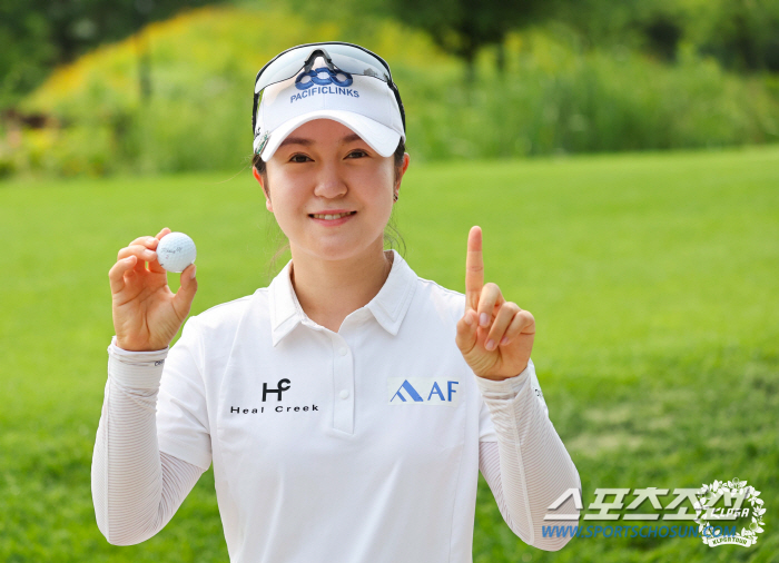 Lee Dong-eun, who leads the 1st and 2R 'Rookie', has secured a hole-in-one for the first time since her debut in the 150m 6th hole → 10 million won 1 carat diamond 