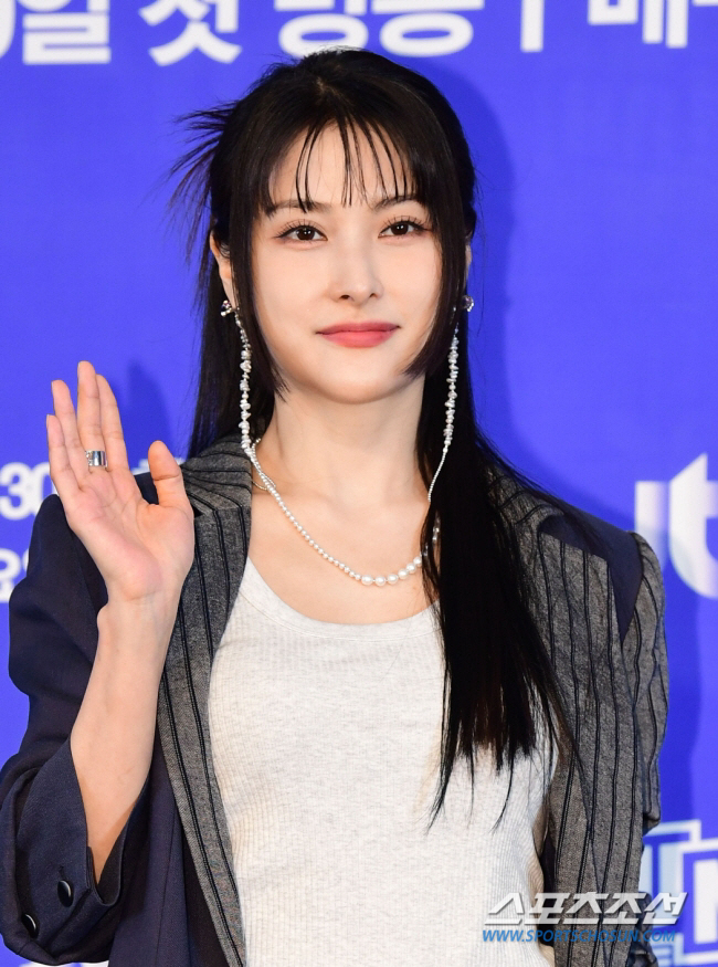  Park Gyu-ri suspends her activities due to a broken cheekbones and oculars..Kara 'Full body'Inevitable to Disrupt Activities