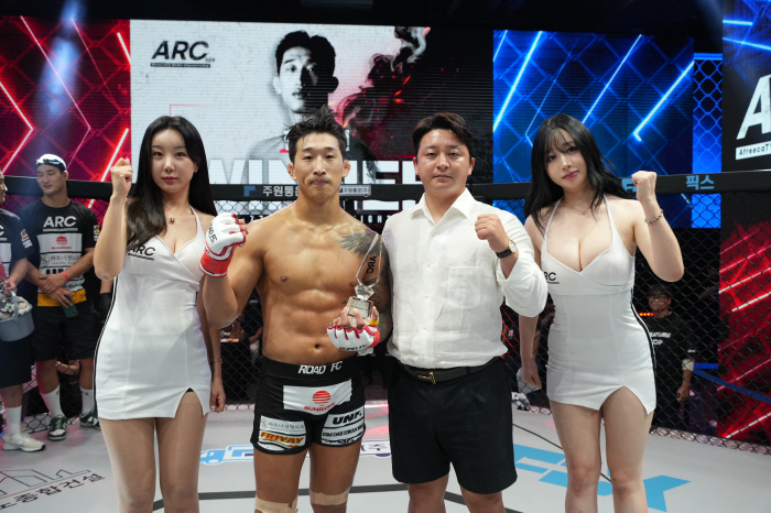 Park Joon-hyuk, CEO of Akiuno General Construction, awards the trophy to Han Sang-won (ARC009)