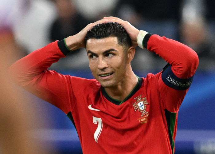 'The Fall of Superstars'...'Biggest Failure' Stigmatization → Can I play with my son? 'Last Euro' humiliated Ronaldo