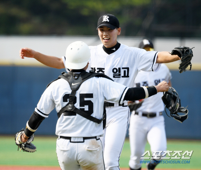 ''Best talent since Kim Do-young' Kim Sung-joon of Gwangju Ilgo Lee Do-ryu, up to 150 kilometers, did it...Go to the semifinals of Cheongryonggi after catching the favorite Deoksu