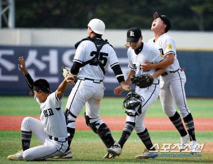 ''Best talent since Kim Do-young' Kim Sung-joon of Gwangju Ilgo Lee Do-ryu, up to 150 kilometers, did it...Go to the semifinals of Cheongryonggi after catching the favorite Deoksu