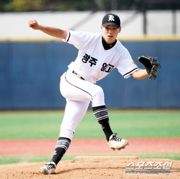 ''Best talent since Kim Do-young' Kim Sung-joon of Gwangju Ilgo Lee Do-ryu, up to 150 kilometers, did it...Go to the semifinals of Cheongryonggi after catching the favorite Deoksu