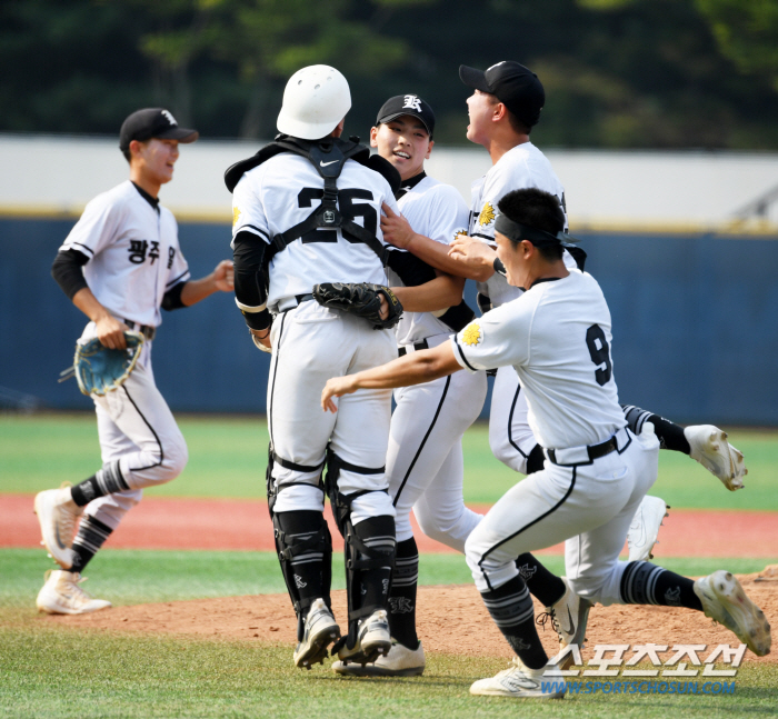 ''Best talent since Kim Do-young' Kim Sung-joon of Gwangju Ilgo Lee Do-ryu, up to 150 kilometers, did it...Go to the semifinals of Cheongryonggi after catching the favorite Deoksu