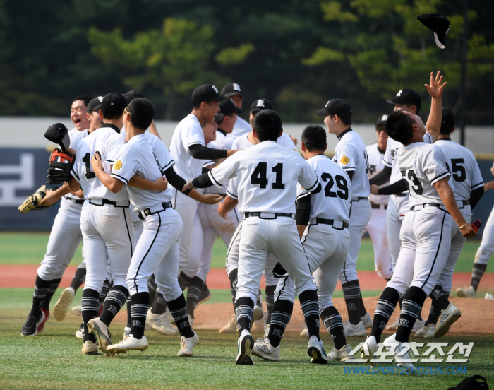 ''Best talent since Kim Do-young' Kim Sung-joon of Gwangju Ilgo Lee Do-ryu, up to 150 kilometers, did it...Go to the semifinals of Cheongryonggi after catching the favorite Deoksu