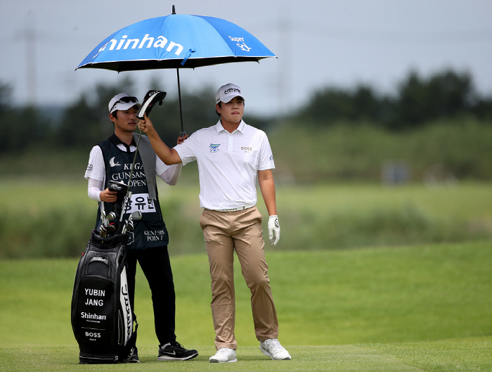 Defending champ was also strong...Jang Yoo-bin, KPGA Gunsan CC Open for the first time in two consecutive losses 'Bang!'