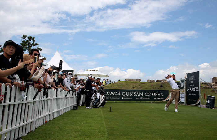 Defending champ was also strong...Jang Yoo-bin, KPGA Gunsan CC Open for the first time in two consecutive losses 'Bang!'