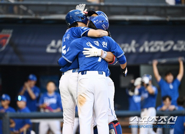 'Geugang'→3run shot explosion'Lion catching the bear'10-2 perfect advantage! Samsung grabs Doosan and plays 3 consecutive games over the weekend 'Winning Series' 