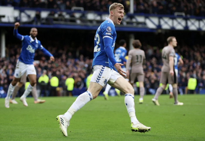 'It's rather nice!' Everton's big center back, which was a target of Manchester United  Tottenham, stopped negotiations on the sale. What about Tottenham?