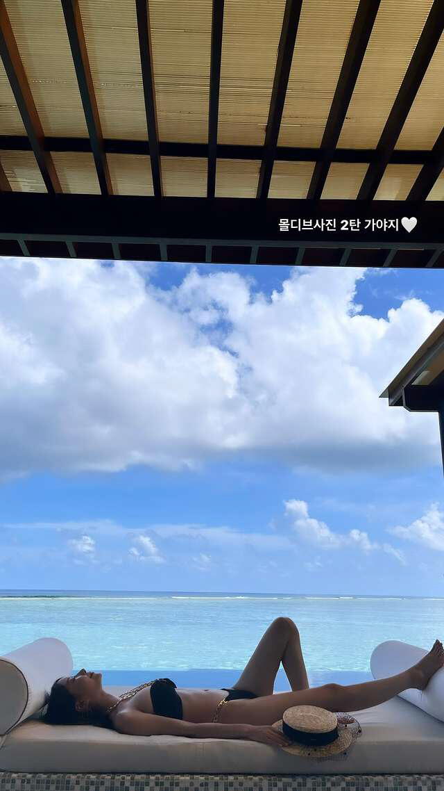 'Lee Ji-hoon ♥' Ayane released a large photo of his honeymoon showing off in a black bikini