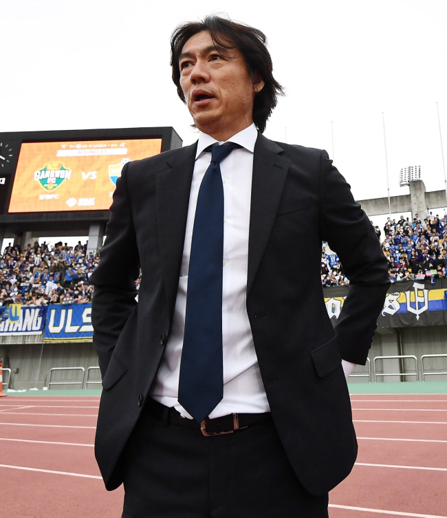 Lee Young-pyo → Park Ji-sung 'Bitter Voice' And'Inconvenient Truth'Coach Hong Myung-bo's first official move to the national team, leaving Europe