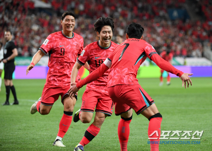 Lee Young-pyo → Park Ji-sung 'Bitter Voice' And'Inconvenient Truth'Coach Hong Myung-bo's first official move to the national team, leaving Europe