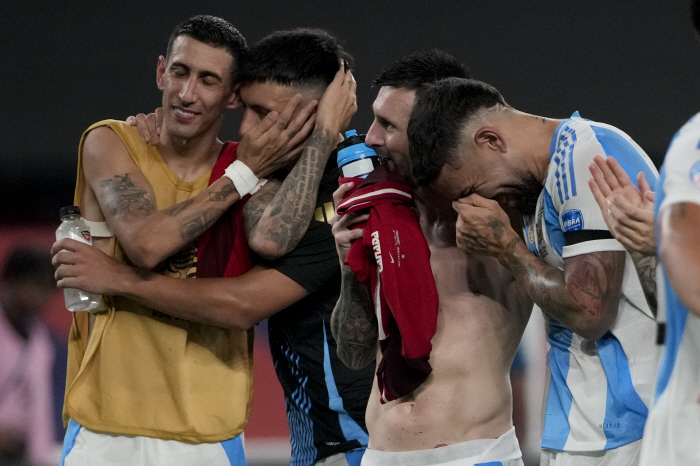 'Thank you, Piedo' Retiring Di Maria Gifts Special Uniform No. 11 Gift Messi and Hot Hugs