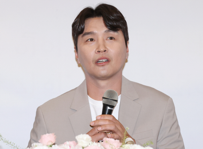 ''This is not right.'' Lee Dong-gook, a former national team member, criticized the KFA for suggesting legal action against Park Joo-ho