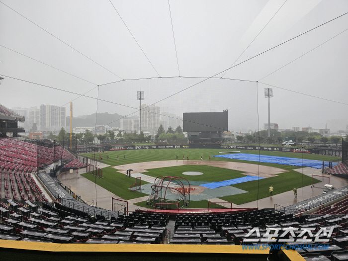 A surprise downpour, in just seven minutes 'Water Sea'Champill...Gwangju Samsung-KIA match will be held at the top of the game 'Revil'