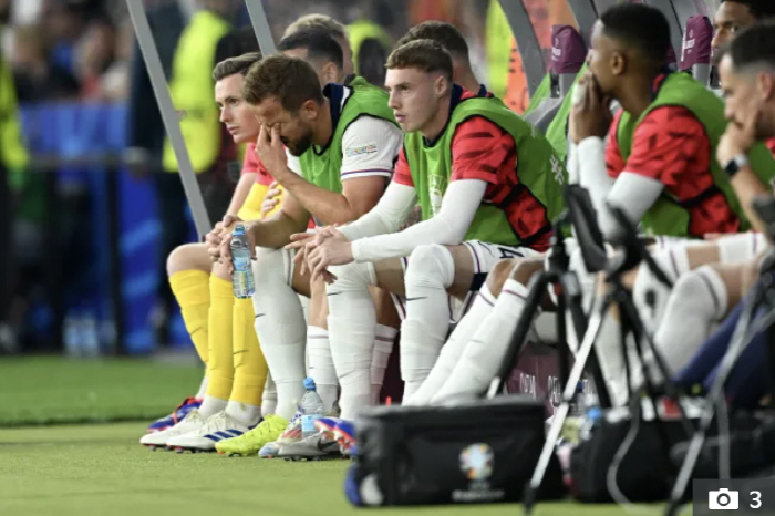 'Am I not a military officer again?' Frustrated with frustration...英 Harry Kane, bench → Frustrated at the awards ceremony '4 points'Worst performance