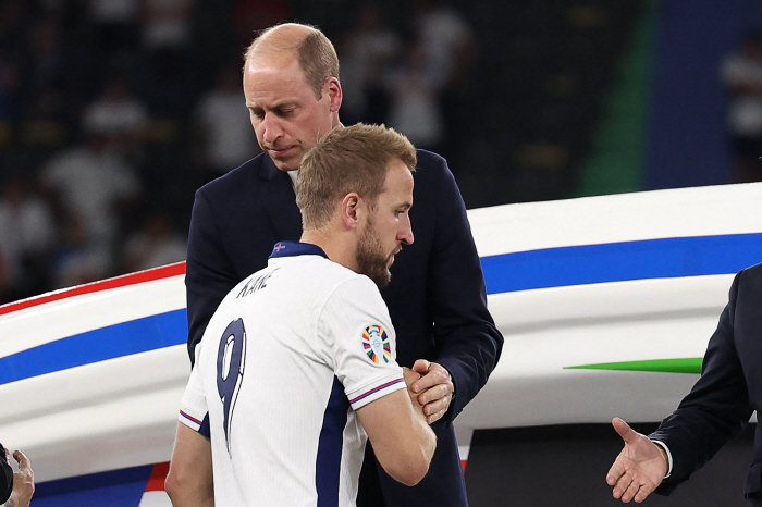 'Am I not a military officer again?' Frustrated with frustration...英 Harry Kane, bench → Frustrated at the awards ceremony '4 points'Worst performance