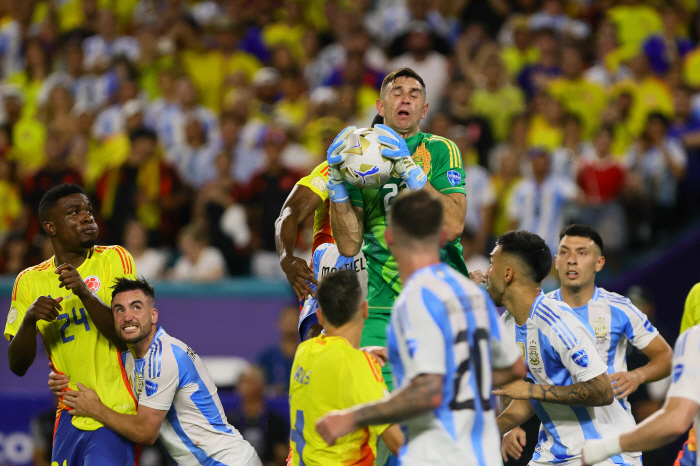 ''Archen body is not Messi, but Emilsin?' GK Martinez won all competitions since his debut in the Argentine national university.'