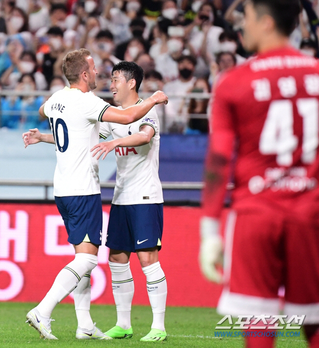 'Emergency, Coupang Emergency' Son Heung-min and Kane will not meet again...'No Tour for Broken Kane'→'Son Heung-min Invokes Options to Extend Contracts to 2026'