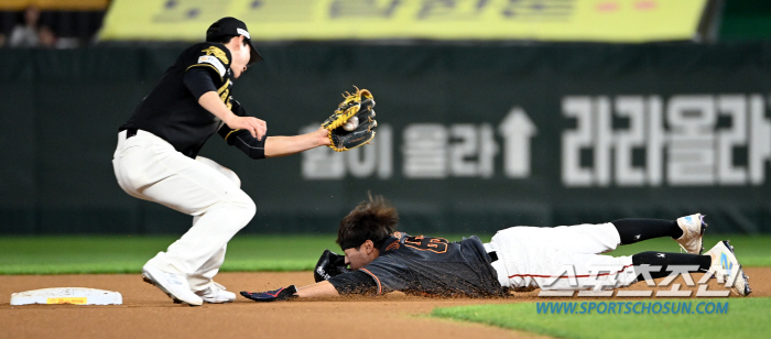 'Finding my own way to live...' a ground ball rather than a fly. a base run rather than a hit. I don't have many chances, so I'm more desperate... Surviving the first team of Hanwha 'Faker' 