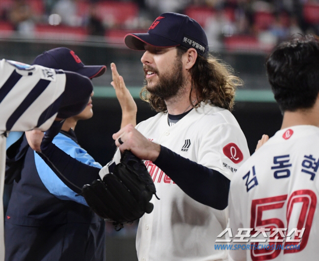 First on-base in his rookie career → Reyes Finishing Manrupo Lotte, 'First QS of the Second Half' beat Doosan 'Securing 2 consecutive wins & Winning Series'